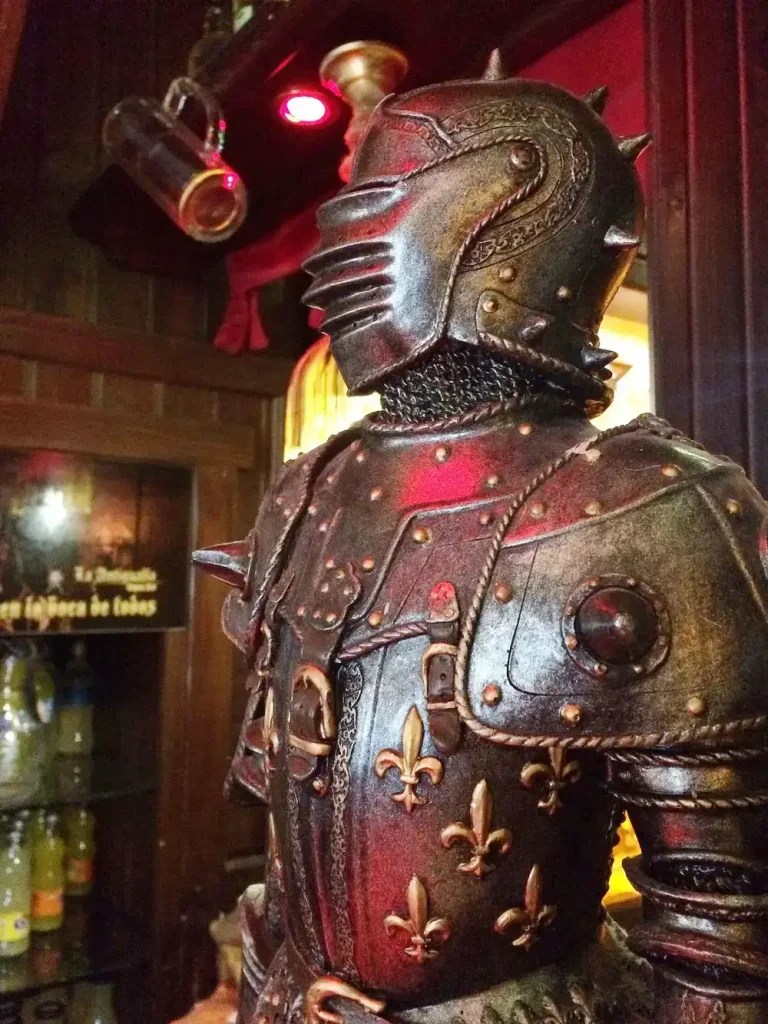 La Antigualla, restaurante con decoración medieval en el corazón de Granada.