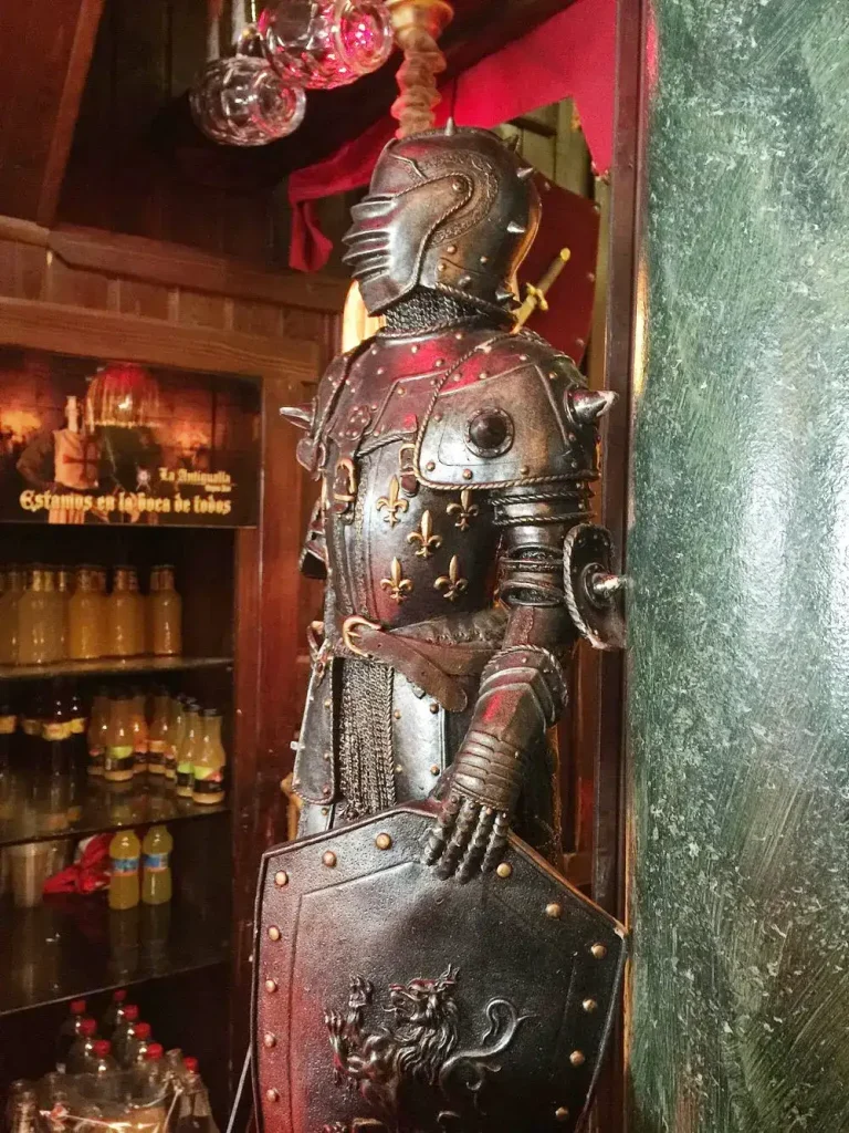 La Antigualla, restaurante con decoración medieval en el corazón de Granada.